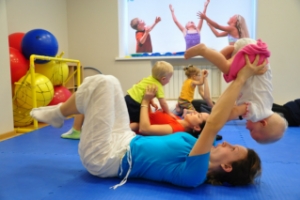 Занятия гимнастикой для малышей до года, СПб: нужно ли? Мнение KidnessClub