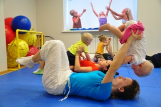 Занятия гимнастикой для малышей до года, СПб: нужно ли? Мнение KidnessClub