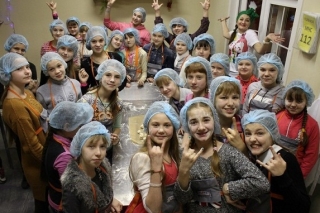 Праздник для школьных классов на 23 февраля и 8 марта в СПб: сезонная программа в "КидБурге"