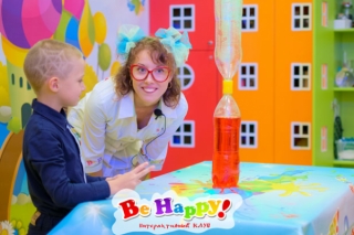 Полимерные червяки, суперлизуны и жвачки для рук: научное шоу на детский праздник в Be Happy СПб