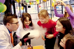 Научное шоу для детей в ТРАМвае - праздник в научном стиле в ретро-трамвае в СПб