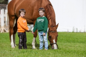 Где покататься на лошадях с детьми? Скидки на конные прогулки в загородном клубе TRAVA
