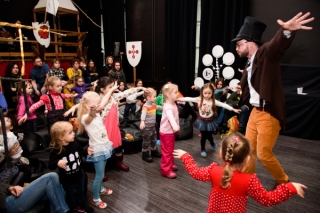 Как весело провести выходные с маленькими детьми в СПб? Сходить на спектакль в Музее варежки