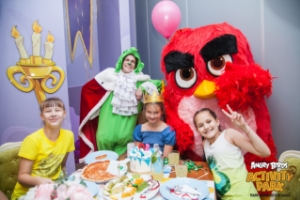 Кафе для всей семьи в Выборгском районе СПб: "Королевство Свинок" в Angry Birds Activity Park