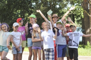 Акция "Яркий август": скидки на августовские смены детских лагерей Клуба Путешественников "Робинзонада" 