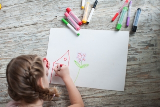 Чем занять ребёнка летом и что делать с детскими рисунками? Советы от магазина Little Big Talent