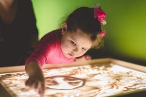 Рисование песком в Санкт-Петербурге: развивающие занятия для детей от 3 лет в студии SandLand
