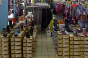 Распродажа зимней одежды и обуви для детей в магазинах "Детки", СПб