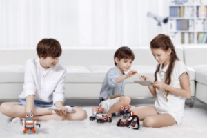 Правильные игрушки для мальчиков и девочек от 8 лет: экспедиция в космос вместе с роботами
