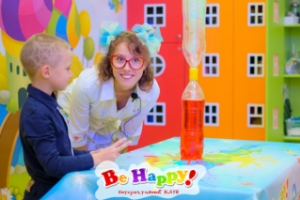 Полимерные червяки, суперлизуны и жвачки для рук: научное шоу на детский праздник в Be Happy СПб