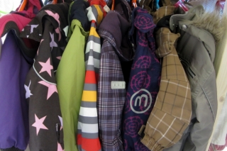 Осенняя детская одежда: осенние комбинезоны, ботинки, сапоги недорого в магазине-секондхэнде Vadelmatarha в Котке, Финляндия