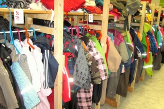 Дешевая детская одежда в магазине-секондхэнде Vadelmatarha "Малиновый сад" в Котке, Финляндия