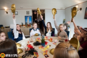 "Мафия" на день рождения ребёнка в СПб: детективная игра на детский праздник, фотоотчет