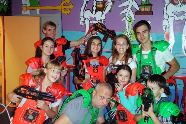 Чем заняться с ребенком на осенних каникулах 2015 в СПб?  Поиграть в лазертаг в клубах Q-Zar