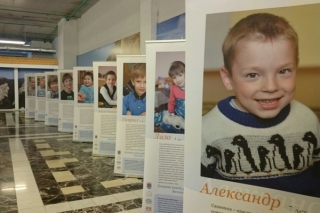 Социальная фотовыставка "Дети ждут" открылась в ТРК "Питерлэнд" в СПб