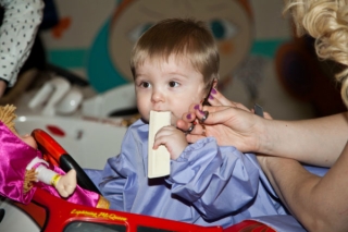Первая стрижка ребенка: услуга парикмахерской "Воображуля"