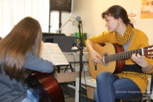 Где научиться играть на гитаре в СПб? Школа классической гитары Детской Академии Театра и Кино