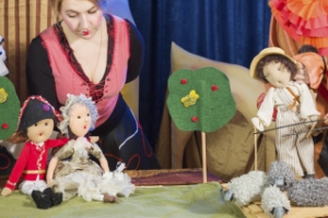 Интересный детский спектакль в СПб - "Ящик с игрушками" от театра "Картонный дом"