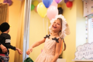 Как провести день рождения ребенка в СПб? Праздник по мотивам сказок Биссета от театра "Картонный дом", фото