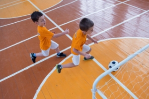 Где детям заниматься футболом зимой в Москве? Зимний футбол в клубе "Футландия"