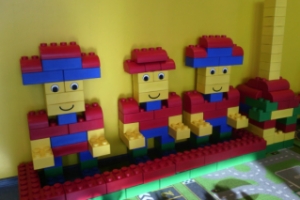 Фото: как проходит лего-стройка из крупных кубиков Лего в "Леготеке" СПб