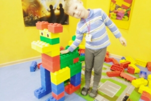 Фото: как проходит лего-стройка из крупных кубиков Лего в "Леготеке" СПб