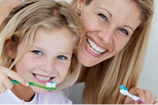 В каком возрасте начинать чистить ребенку зубы?