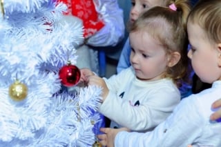 Новогодние елки для детей: с какого возраста можно привести ребенка? Советы от Интерактивного бэби-театра в Москве