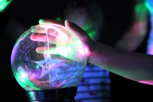 Опыты в темноте для детей - праздник под волшебный куполом в детском саду "Колибри" в Челябинске