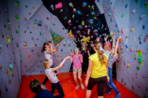 5 причин провести детский праздник на скалодроме и в веревочном парке в Москве