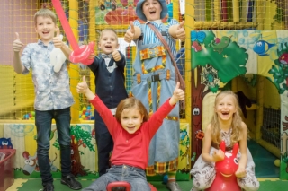 Где в Москве отпраздновать день рождения ребёнка в мае? Большие майские скидки на детские праздники в Антикафе "Комнаты"!